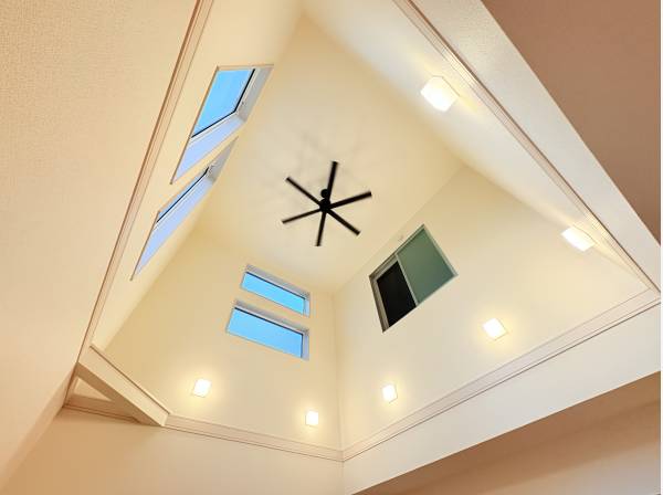 床暖房完備のLDK、上部吹き抜けの解放感18帖超え