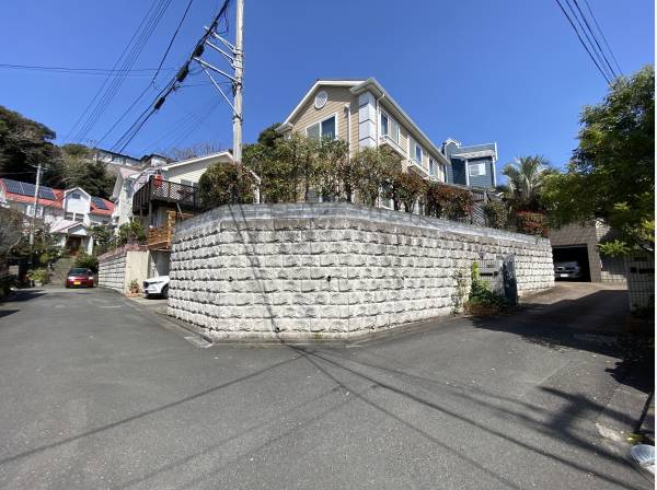 敷地約60坪で2階から南西方向に海を望みます