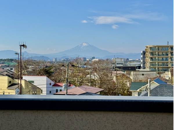 雄大な富士山を望みます