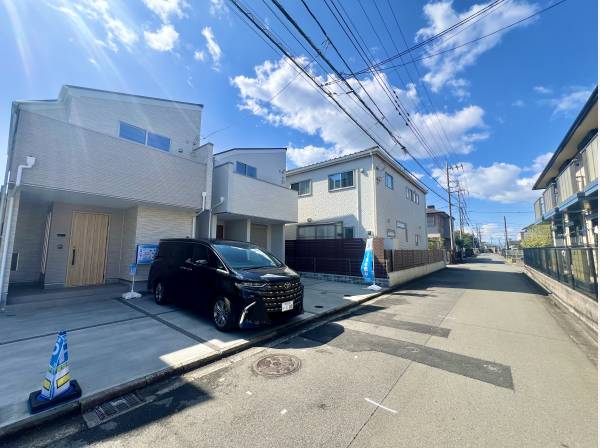 前面道路も広く、駐車がしやすいお家！
