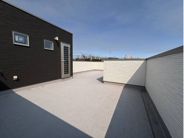 休日の日は広い屋上で食事でもどうでしょうか？布団を干すにもいいですね！