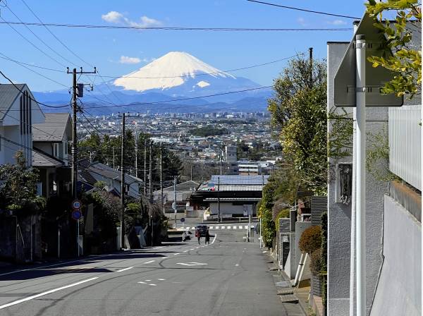 全面の通りからも富士山をドカンと望みます