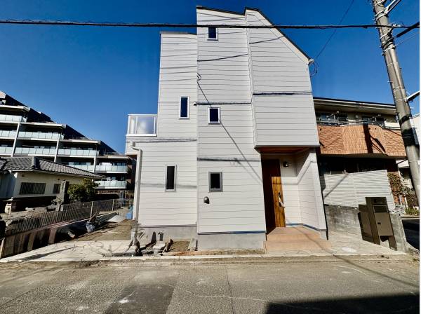 青空に映える白亜の外観