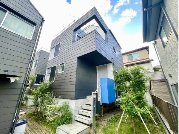 半地下室が備わる個性的な住宅です