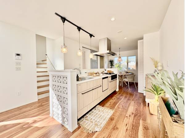 LDKの中心に完備された素敵なアイランドキッチン