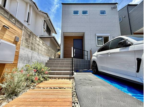 北道路に面した住宅は、開口部が少なく、プライバシーが保護された設計です