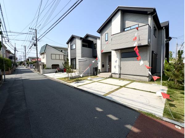 駐車は２代可能です。開放的な角地に佇む日当たり良好な邸宅