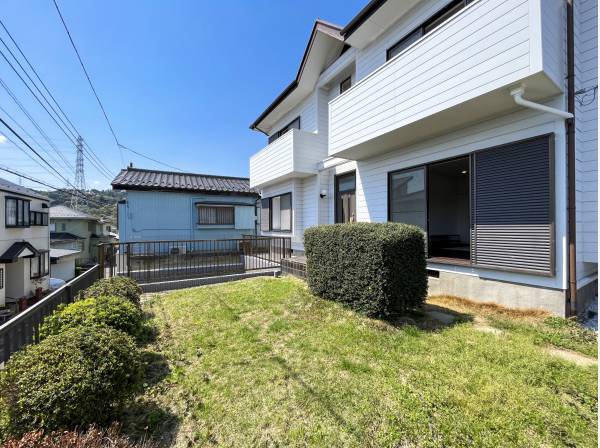 広いお庭が出迎えてくれる葉山の家