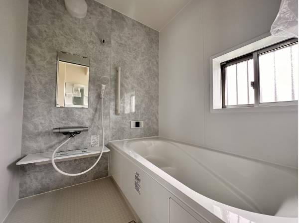 シックなデザインの浴室