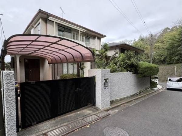 南東側の公道に面する、約64坪の古家付き土地。