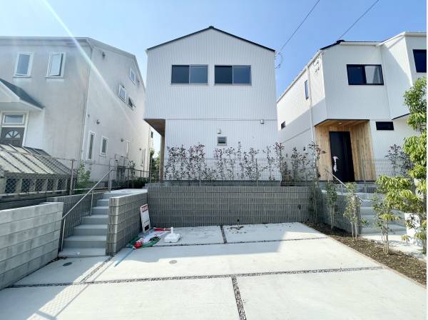 白基調の外観