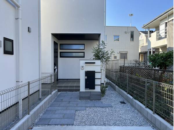 おしゃれな通路を通り玄関へ