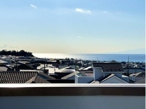 スカイバルコニーからの眺め。西側には富士山も望みます。