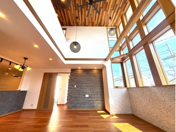 刻々と変わる光と影の表情も楽しめる光彩計画の素敵なお住まいです。