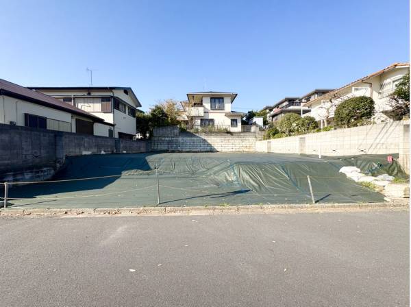 ~公園を目の前に望む約81.7坪の建築条件無し売地~