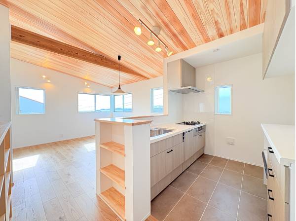 LDKは勾配天井の広々空間！