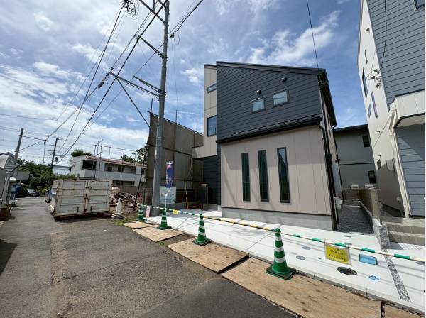 落ち着いた街並みに馴染むシンプルモダンな佇まい