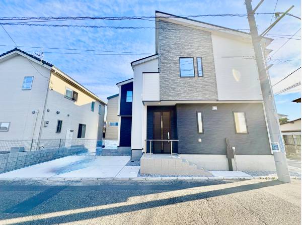 前面道路も広くカースペースもゆったり２台分ございます