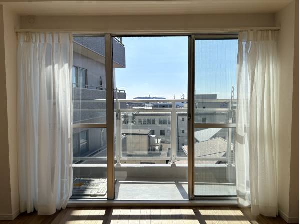 リビングから江ノ島を望む。陽光あふれる南向き・角部屋の開放感