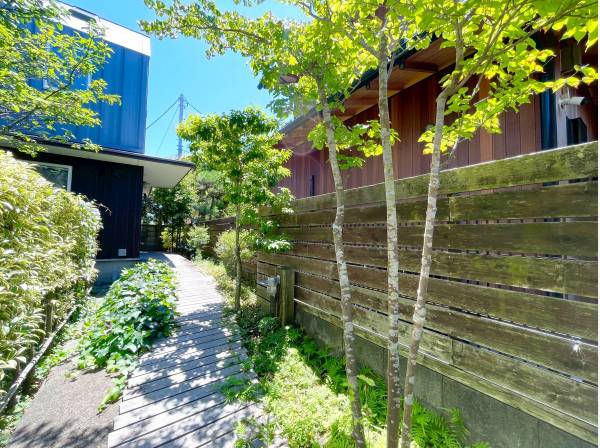 鎌倉駅徒歩9分の好立地に佇む、特別な邸宅です。