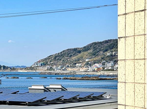 室内、バルコニーから海を望みます