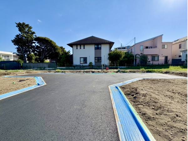道路幅が広く、車の出し入れも楽々です。