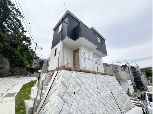 高台に佇むシックな外観