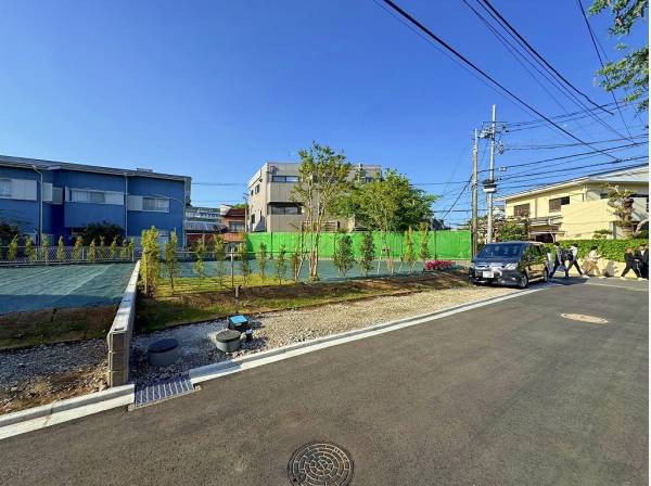 南東道路で陽当たりの良さが際立ちます。きれいに造成済。