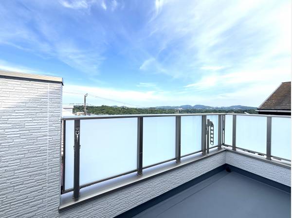 高台ならではの開放感！バルコニーからは大きな空を見渡せます。