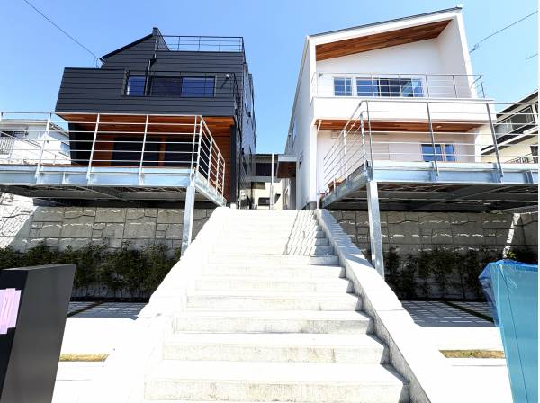 右側の建物になります！