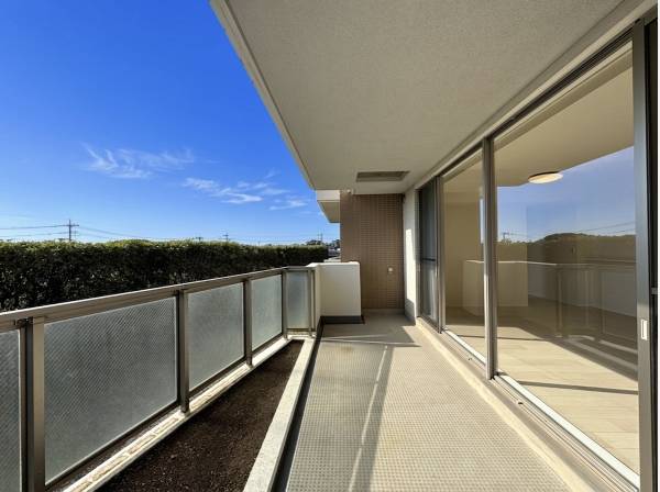 青空と緑を望むワイドバルコニーで、開放感に包まれるひととき。