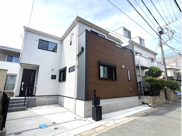モダンテイストな外観。カースペースは1台分ございます！
