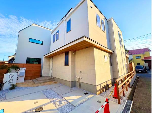 レッドシダーの温もりと石貼りの重厚感。