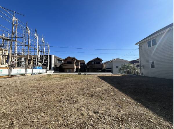 敷地面積は３９坪超、建築条件はございません。