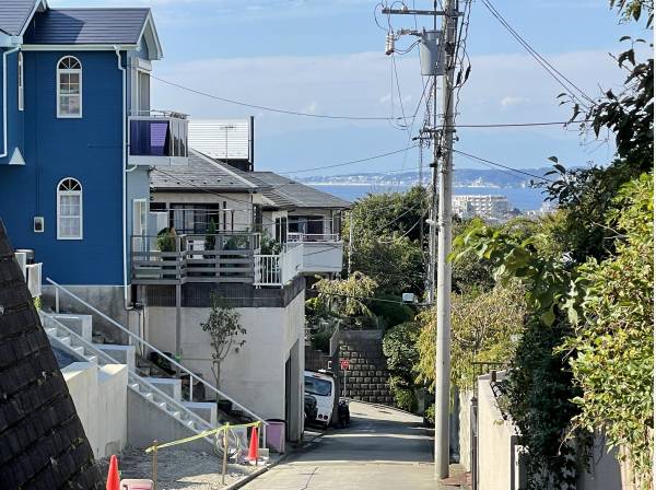 前面道路よりすでに海を望むロケーション