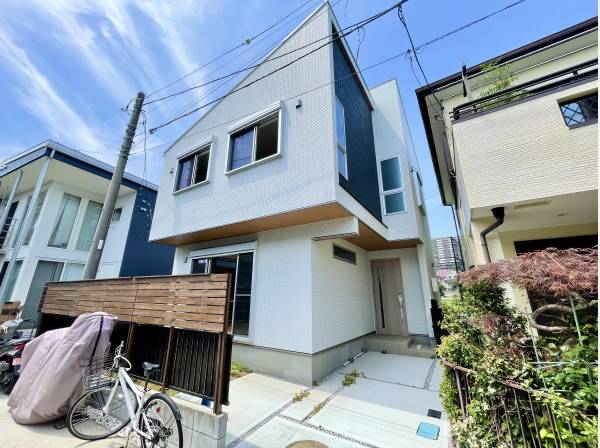 お庭付きのデザイナー住宅になります