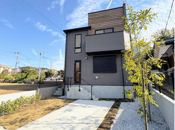 青空に映えるスタイリッシュな外観