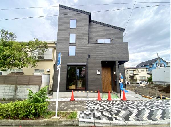 スタイリッシュなグレーの外観