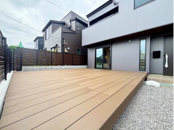スタイリッシュな外観にウッドデッキを備えたお住まい