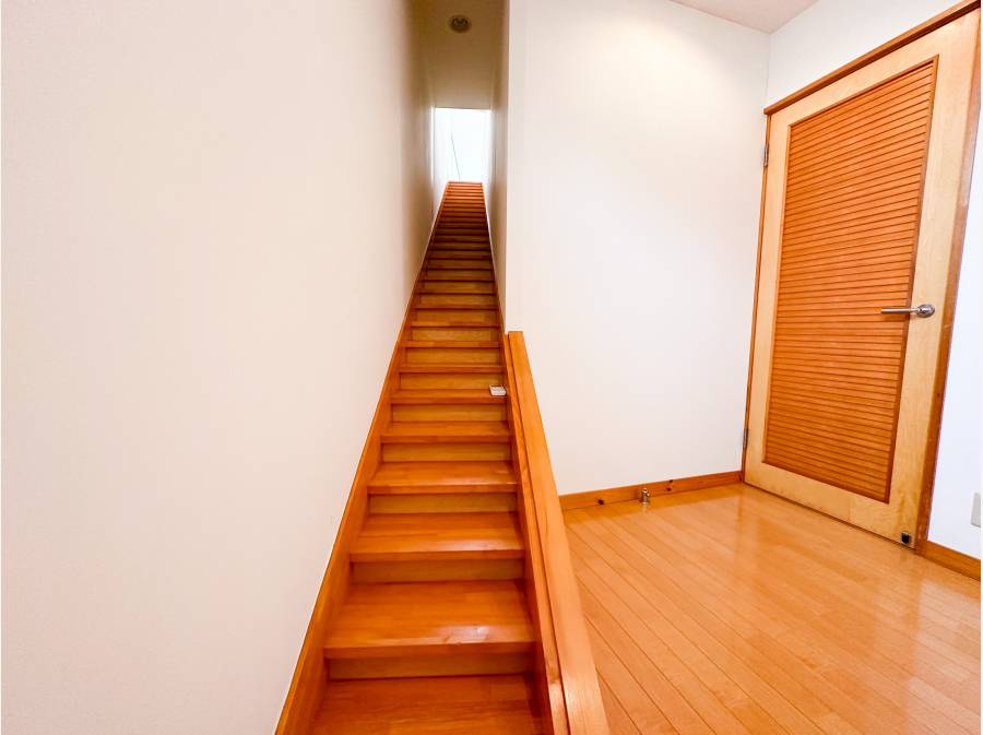 この小さな階段を上がると2階のリビングへ！
