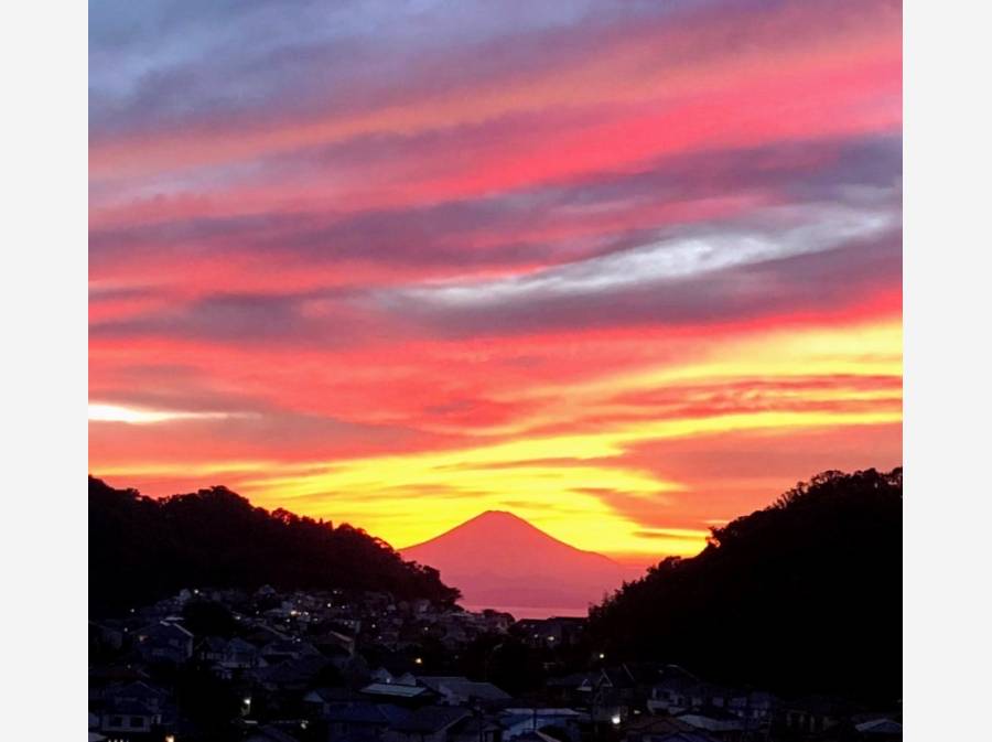夕陽に映し出された富士山を望む