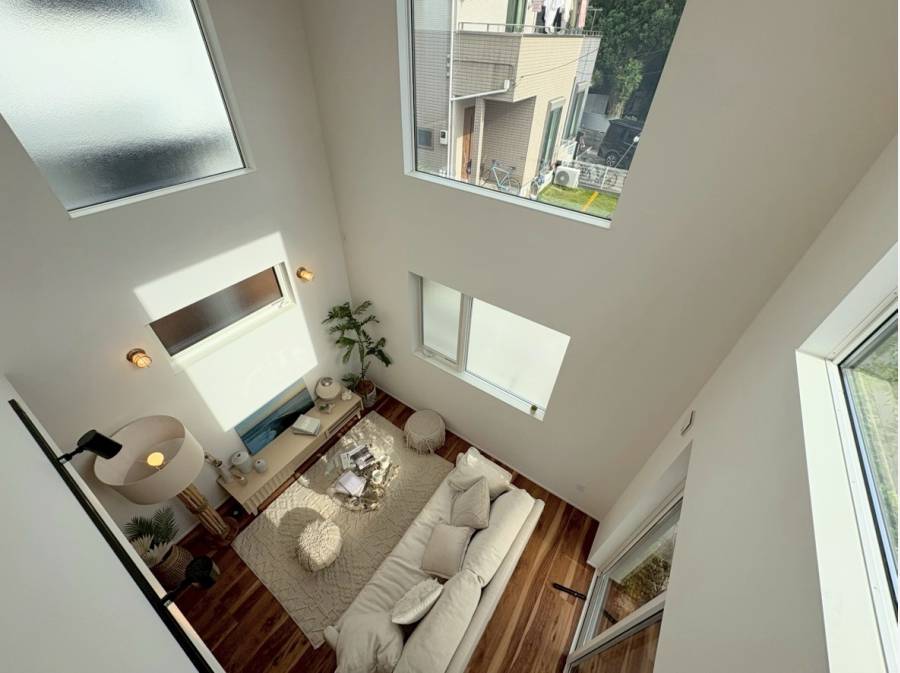 大きな窓からは明るい陽が差します!吹き抜けで開放的!