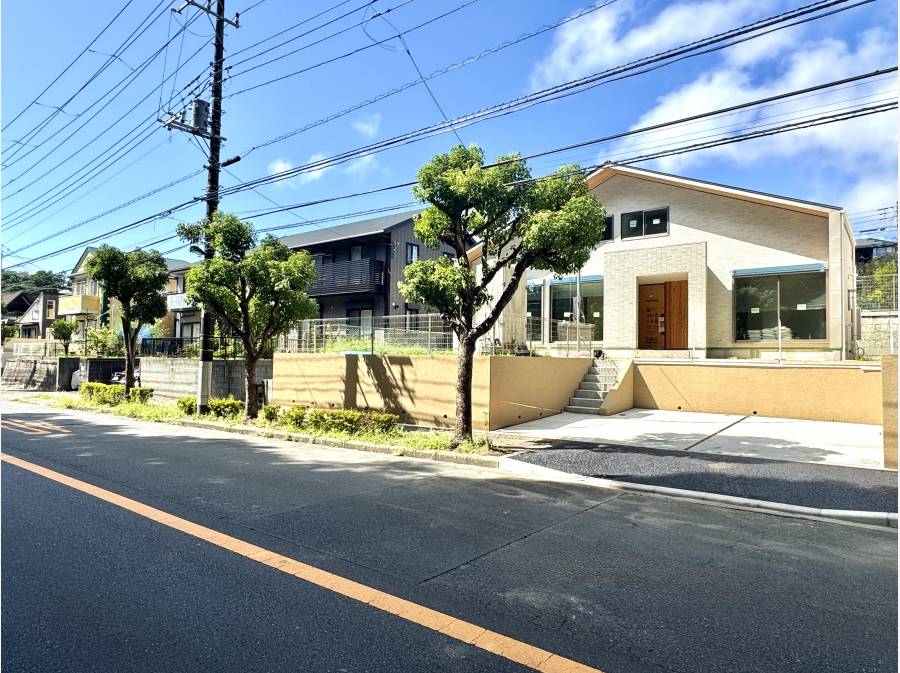 道路からもフラットで駐車もラクラク