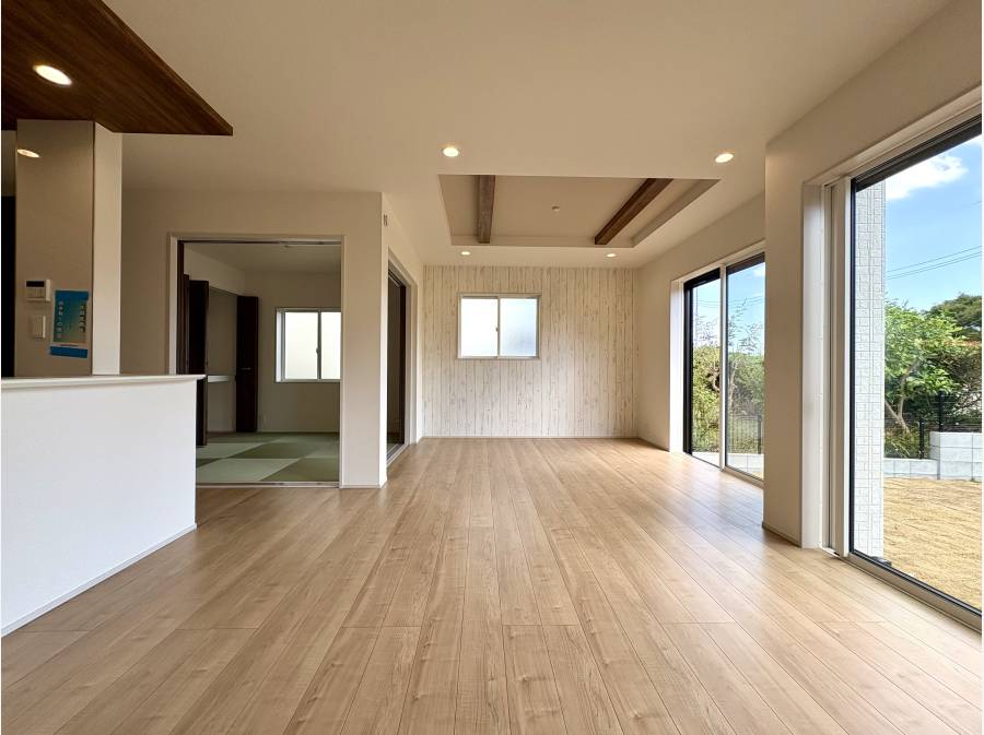 窓が多く明るく開放的なリビング