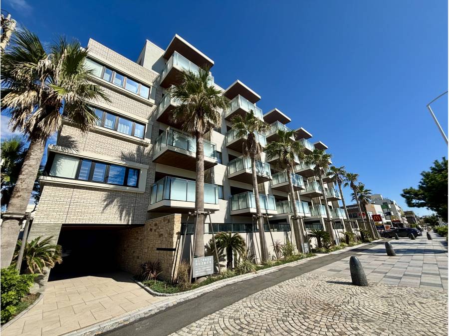 青い空と海に映える、洗練された外観。リゾートホテルのような佇まいです。