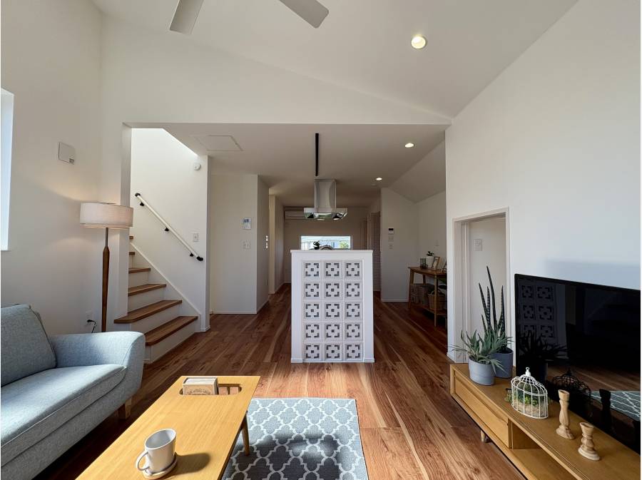 天井高で開放的な空間のリビング