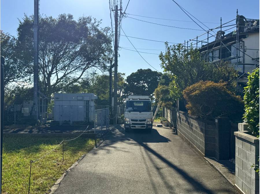 前面道路。2tトラックが入ってもこれ位の余裕があります。
