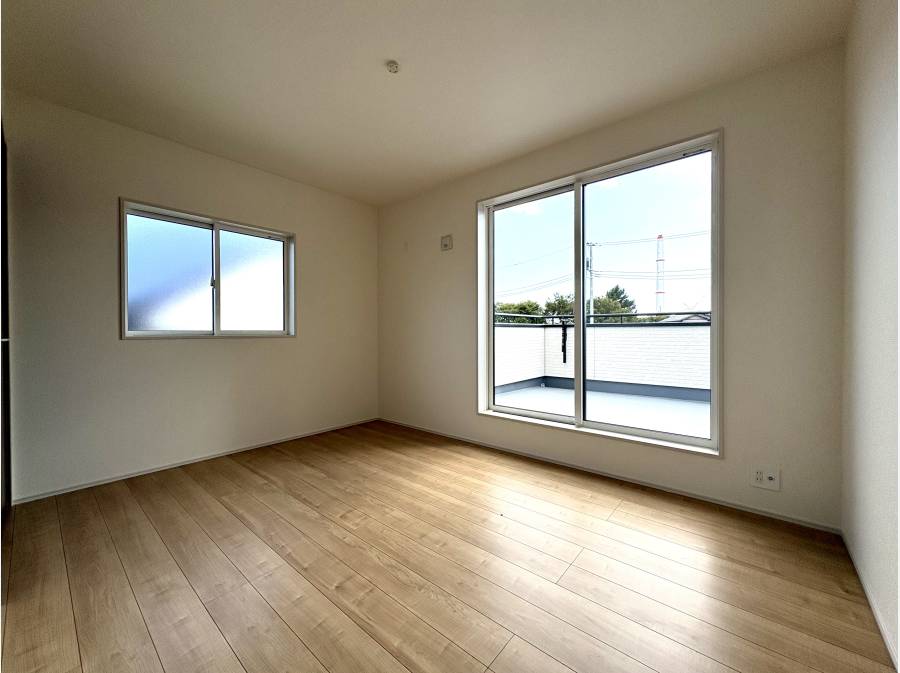 2面採光で日当たり通風良好な洋室