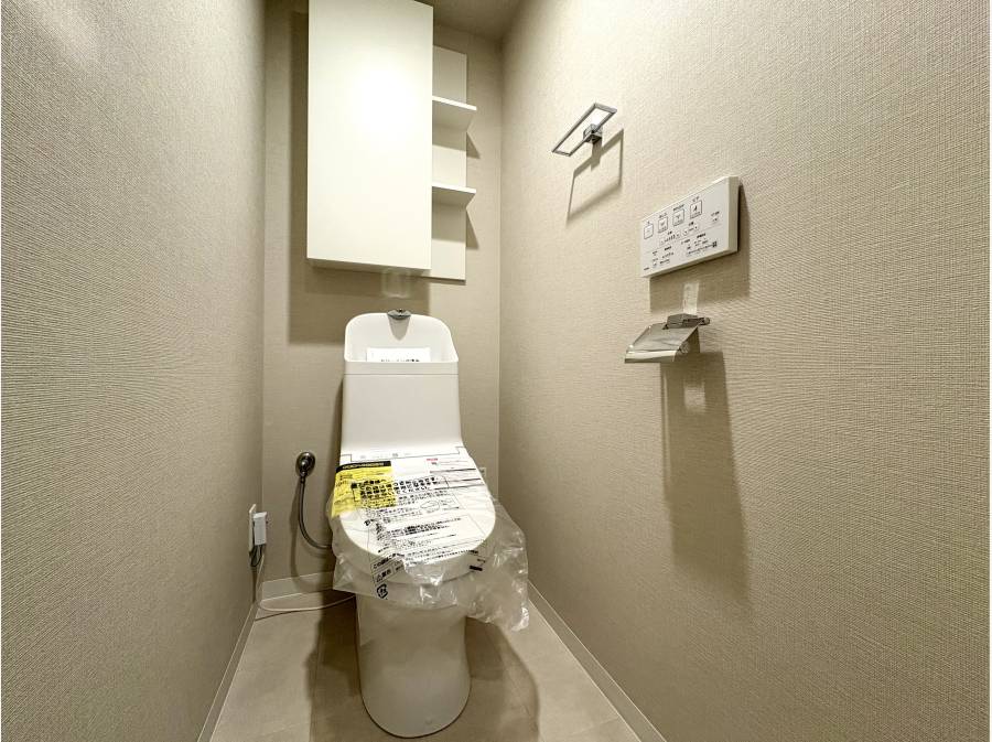 収納たっぷりのすっきりとしたトイレ