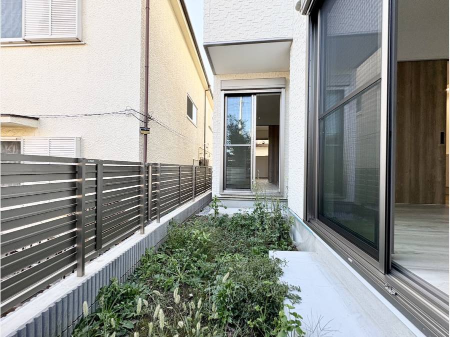 お手入れしやすいサイズのお庭スペース♪